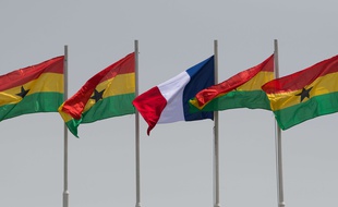 Un drapeau français, au milieu de drapeaux du Ghana.