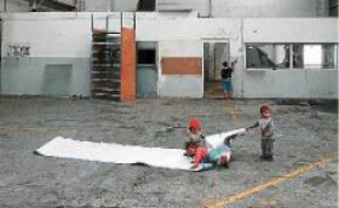 Les familles ont trouvé refuge dans ce hangar désaffecté.