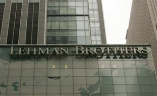 La banque d'affaires américaine Lehman Brothers, qui faisait l'objet depuis plusieurs jours de rumeurs alarmistes, a confirmé lundi une partie des craintes du marché en annonçant une perte historique qui va l'amener à lever 6 milliards de dollars d'argent frais.
