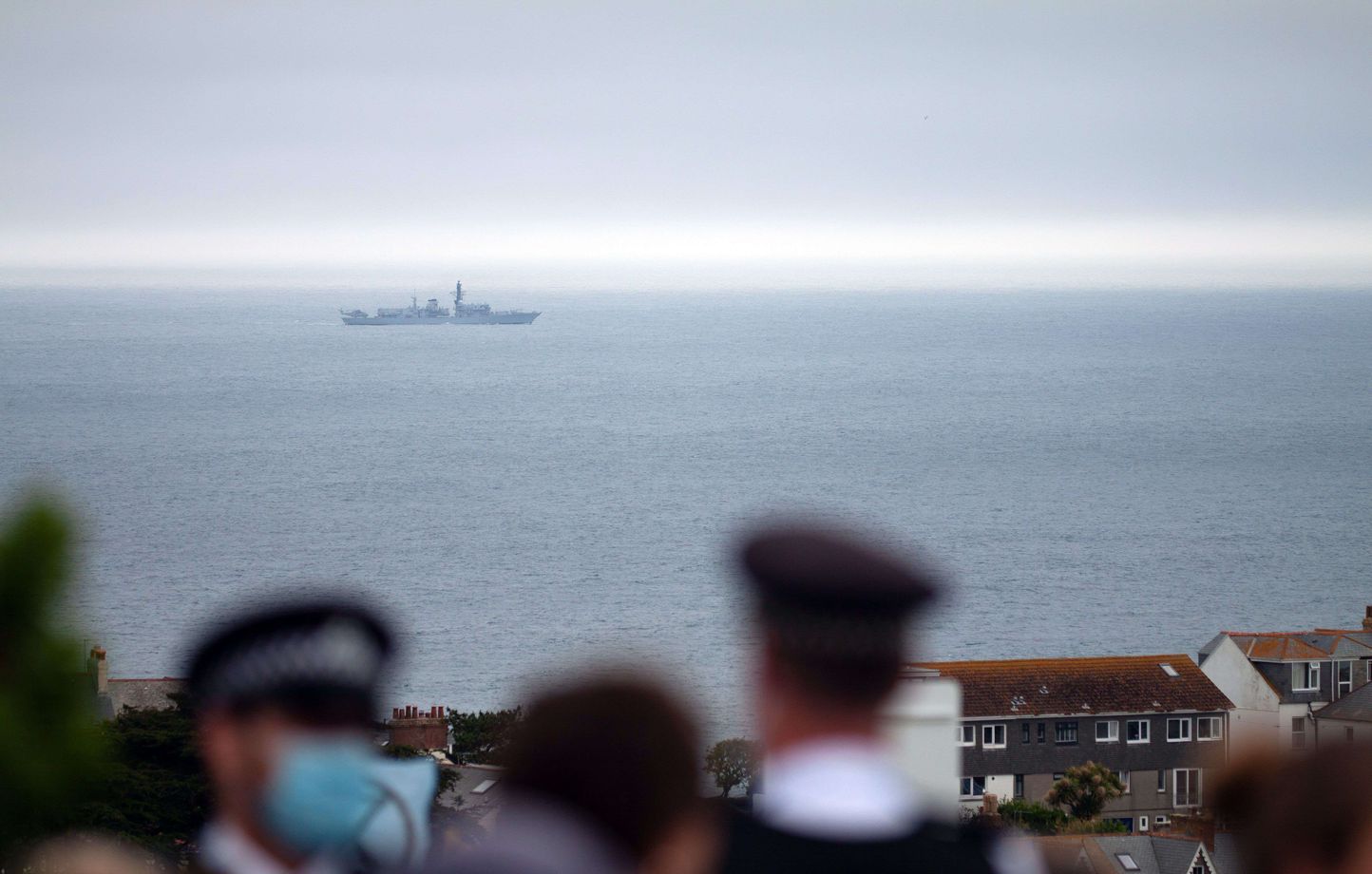 Des centaines d'activistes luttant contre le changement climatique manifestent à St Ives, dans les Cornouailles, au Royaume-Uni, en marge du sommet du G7 pour parler de changement climatique, le 11 juin 2021. 