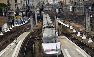 Un TGV entre en gare de Paris Montparnasse.
