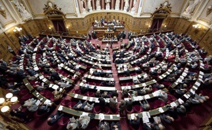 Le groupe PS du Sénat a retiré dans la nuit de jeudi à vendredi sa proposition de loi prônant la scolarité obligatoire à trois ans la jugeant dénaturée.