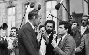 Valéry Giscard D’Estaing, alors ministre de l'Economie et des Finances, est assailli par les journalistes en 1971.