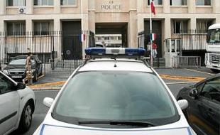 Devant l'Eveché (2e), le commissariat central de police de Marseille.