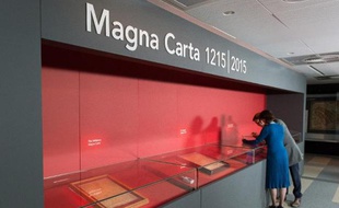 Les quatre derniers exemplaires originaux connus de la "Magna Carta" sont réunis le 2 février 2015 à Londres, à l'occasion du lancement des célébrations des 800 ans de ce texte fondateur de la démocratie et du droit constitutionnel modernes