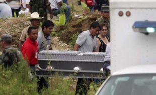 Un autocar est prisonnier de la boue après un glissement de terrain, dans l'Etat de Puebla, au Mexique. Les secours ont peur d'espoir de retrouver vivants les 40 à 60 passagers.