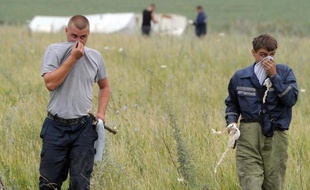 Recherche des corps des passagers de l'avion malaisien le 18 juillet 2014 dans un champ près de Shaktarsk