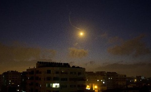 Un flash lumineux dans le ciel de Gaza lors d'une frappe de l'avion israélienne, le 3 juillet 2014