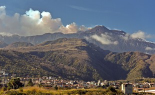 Illustration: De la fumée se dégage de l'Etna, au-dessus de Giarre, dans la région de Catane, le 26 décembre 2018.