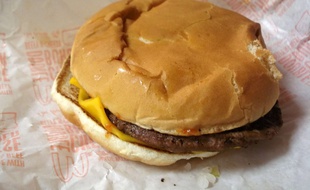 Un cheeseburger de McDonald's.