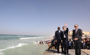 Emmanuel Macron entouré du président sénégalais Macky Sall, et du président de la Banque mondiale, Jim Yong Kim, samedi 3 février, à Saint-Louis.
