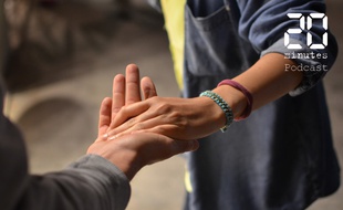 Illustration de deux personnes se touchant la main