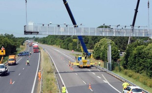 Démantèlement d'un péage écotaxe le 23 juin 2014 sur la N171 près de Prinquiau