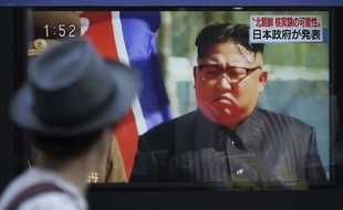 Un passant regarde la figure de Kim Jong-un à la télévision à Tokyo, au Japon, le 3 septembre 2017