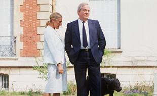 Jean-Marie le Pen et sa femme Pierrette posent avec leur chien devant le manoir du parc de Montretout, à Saint-Cloud, le 20 avril 1984.