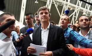 L'ancien ministre de l'Economie Arnaud Montebourg entouré de journalistes, le 3 novembre 2014 pour sa rentrée à l'Insead à Fontainebleau