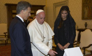 Le pape François entouré du président argentin Mauricio Macri et son épouse Juliana Awada, le 27 février 2016 au Vatican