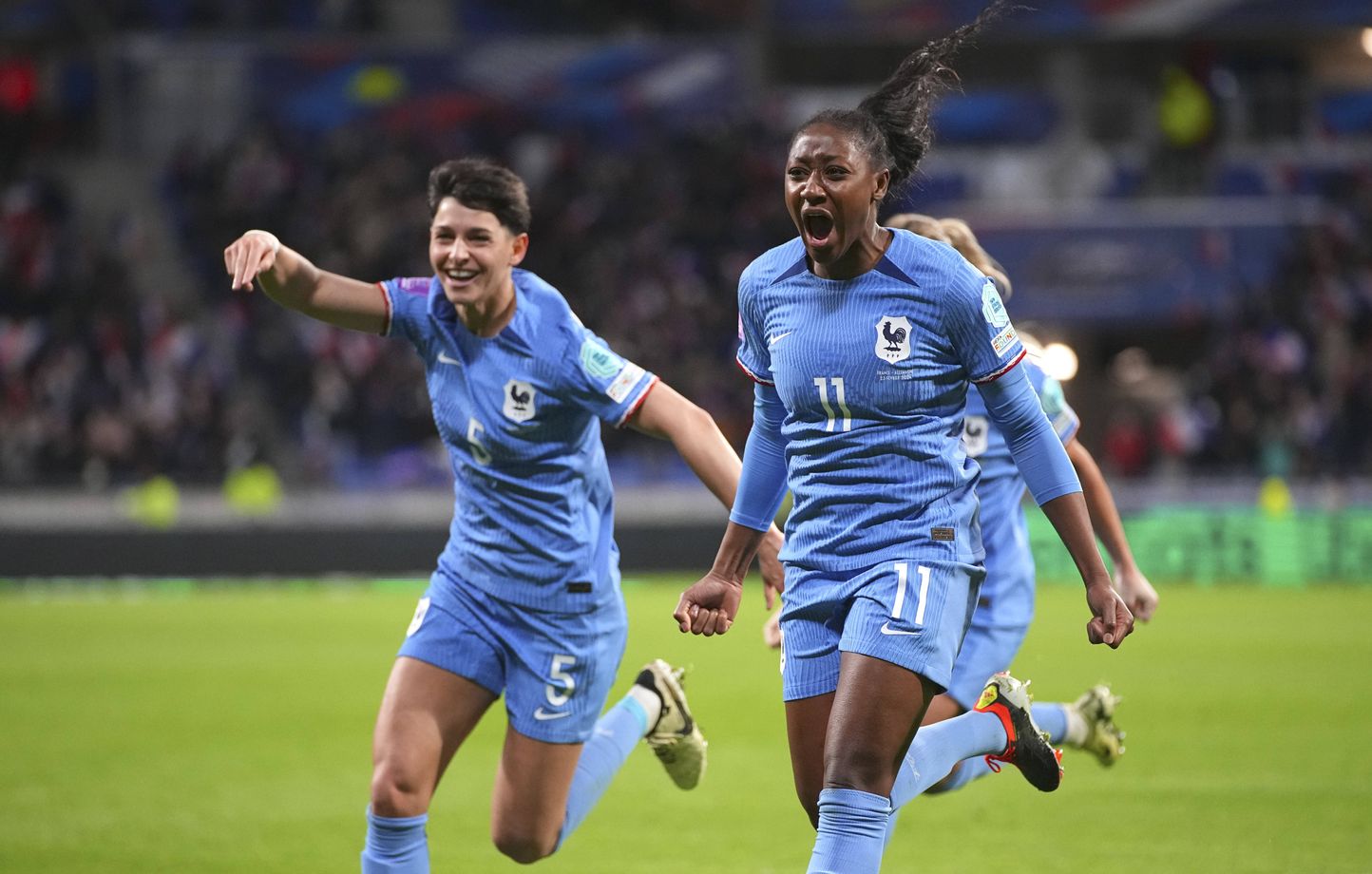 L'attaquante française Kadidiatou Diani, folle de joie aux côtés d'Elisa De Almeida, après sa superbe ouverture du score contre l'Allemagne.