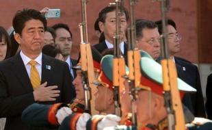 Le Premier ministre japonais Shinzo Abe rencontrait lundi le président russe Vladimir Poutine lors de la première visite officielle en dix ans d'un chef de gouvernement japonais en Russie, qui devrait être dominée par le conflit territorial des îles Kouriles.