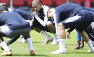 Kylian Mbappé et les Bleus à l'entraînement à Kazan, le 15 juin 2018.