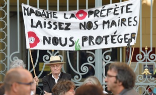 Manifestation, le 22 août 2019, devant le tribunal administratif de Rennes, en faveur du maire de Langouët qui a interdit l'usage de pesticides dans sa commune.