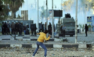 Des heurts se sont à nouveau produits entre policiers et manifestants mardi à Port-Saïd, ville du nord-est de l'Egypte où six personnes dont trois policiers ont trouvé la mort dans la nuit de dimanche à lundi, ainsi qu'au Caire.