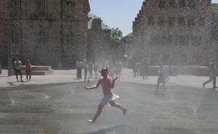 Les jets d'eau lorsque cela fonctionne, place du Château à Strasbourg. Archives.