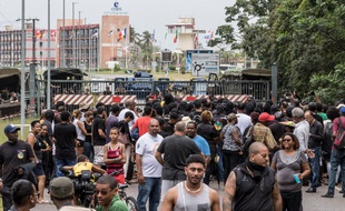 Des manifestants devant un barrage en Guyane