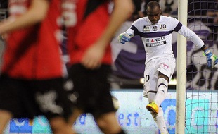 Ali Ahamada, le gardien du TFC, vient d'encaisser son cinquième but contre Rennes (0-5), le 26 octobre 2013 au Stadium de Toulouse.