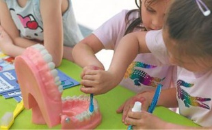 Parmi les stands, celui pour apprendre à se brosser les dents a remporté un grand succès.
