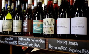 Des bouteilles de vin du Swartland vendues dans une coopérative de Riebeek Kasteel, en Afrique du Sud, le 28 novembre 2014