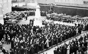 La place d'Ascq, le jour de l'enterrement des 86 massacrés, dans la nuit du 1er au 2 avril 1944.