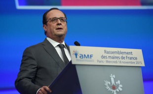Le président François Hollande devant les maires de France réunis à Paris, le 18 novembre 2015