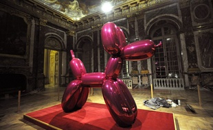 Balloon Dog, de Jeff Koons au château de Versailles, le 9 septembre 2008.