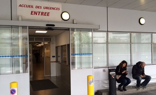 Hôpital Pompidou, Paris, le 14 novembre 2015. Des personnes tentent d'avoir des nouvelles de leurs proches après les attentats qui ont frappé Paris.