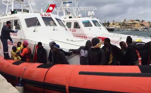 Illustration de garde côte italiens lors d'une opération de sauvetage de migrants près de Lampedusa en février 2015.