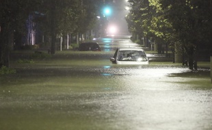 Une zone résidentielle inondée après le passage du typhon Hagibis, dans l'arrondissement de Setagaya à Tokyo, le 12 octobre 2019.