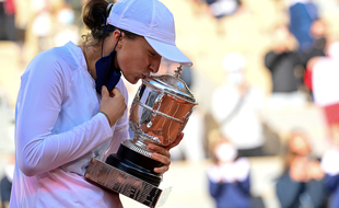 Iga Swiatek, 19 ans, a remporté son premier tournoi du Grand Chelem à Roland-Garros, le 10 octobre 2020.