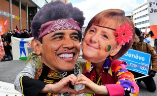 Des manifestants portant les masques de Obama et Merkel défilent dans les rues de Hanovre, le 23 avril 2016 pour dénoncer l'accord de libre-échange transatlantique à la veille de l'arrivée du président américain dans la ville allemande