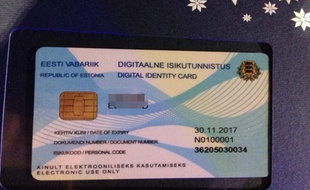 Le journaliste britannique Edward Lucas a été le premier E-résident à recevoir sa carte d'identité numérique.