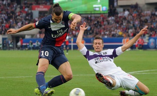 Le défenseur toulousain Uros Spajic tacle l'attaquant parisien Zlatan Ibrahimovic, lors d'un match de Ligue 1 au Parc des Princes, le 28 septembre 2013.