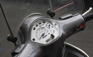 Le guidon d'un scooter. Illustration.