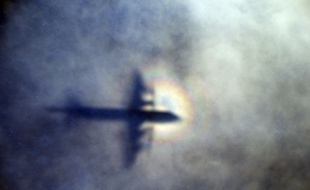 Un avion derrière les nuages (illustration).