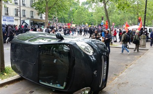 Une voiture renversée le boulevard de Port-Royal le 14 juin 2016.