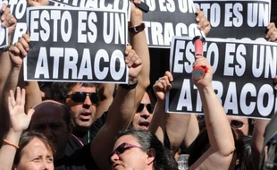 Pour dire "non" au nouveau plan de rigueur du gouvernement, à la hausse de la TVA, aux coupes budgétaires qui frappent les fonctionnaires et les chômeurs, les Espagnols sont appelés par les syndicats à descendre jeudi soir dans les rues de tout le pays.