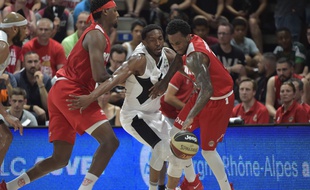 DeMarcus Nelson est à la lutte avec le meneur de l'AS Monaco Dee Bost. ROMAIN LAFABREGUE