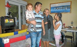 Armelle Bounya, militante du Dal, rend visite à la famille Daley, originaire de Mongolie.
