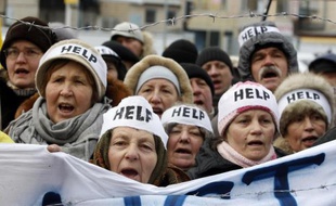 Des manifestants pro-UE le 20 janvier 2014, avec des bandeaux portant le message "help", à l'aide, devant la délégation européenne à Kiev en Ukraine