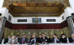 Patrick Aram, président de la Coordination des chrétiens d'Orient en danger (4e depuis la gauche) et Dalil Boubakeur (3e depuis la droite), recteur de la grande mosquée de Paris, dans cette mosquée, le 9 septembre 2014