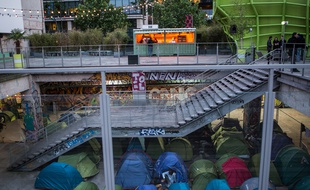 Une centaine de migrants sont installés depuis plusieurs mois sous la Cité de la mode